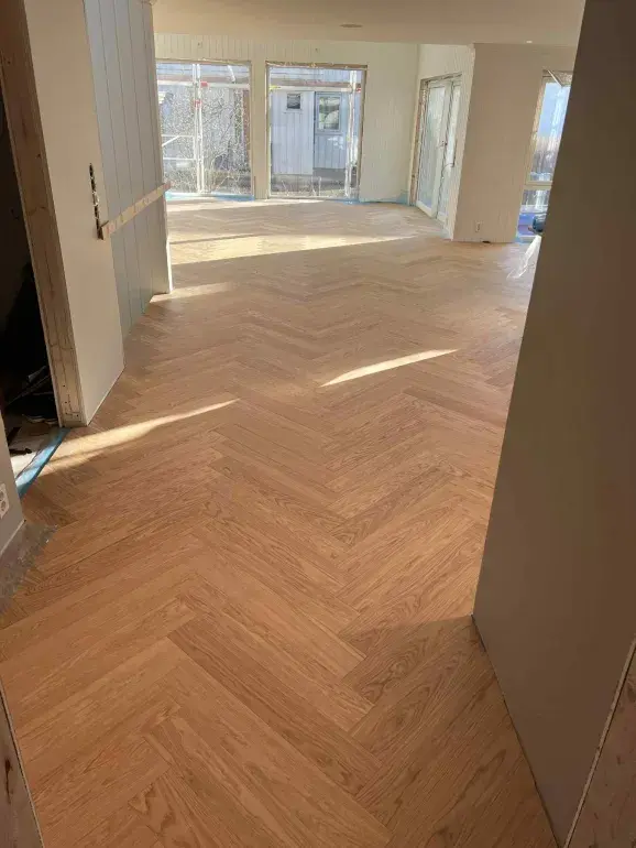 Moderne parkett i stue – prosjektbilde